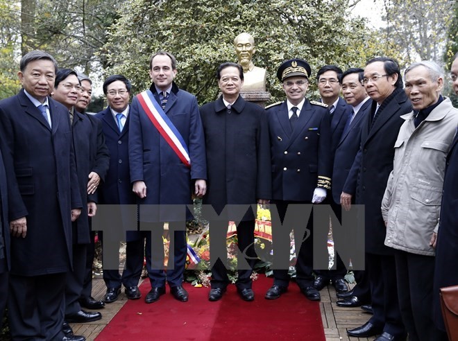 Prime Minister meets overseas Vietnamese in France - ảnh 1